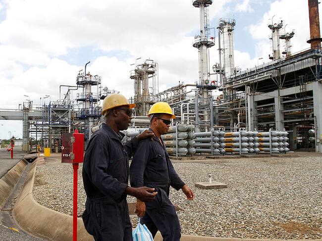 Trabajadores caminan en la Refinería Dominicana de Petróleo