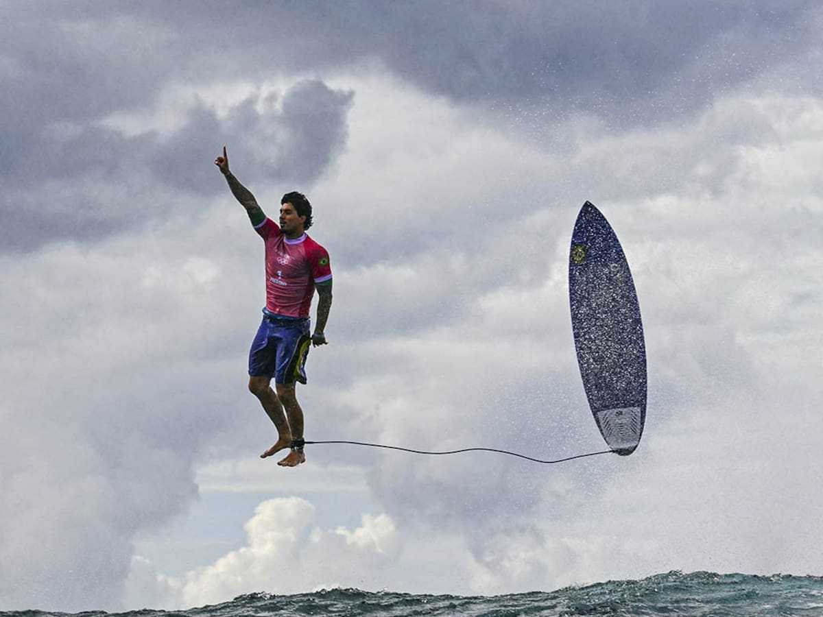 Surfista brasileño bate récord olímpico y deja una de las imágenes más increíbles de París 2024