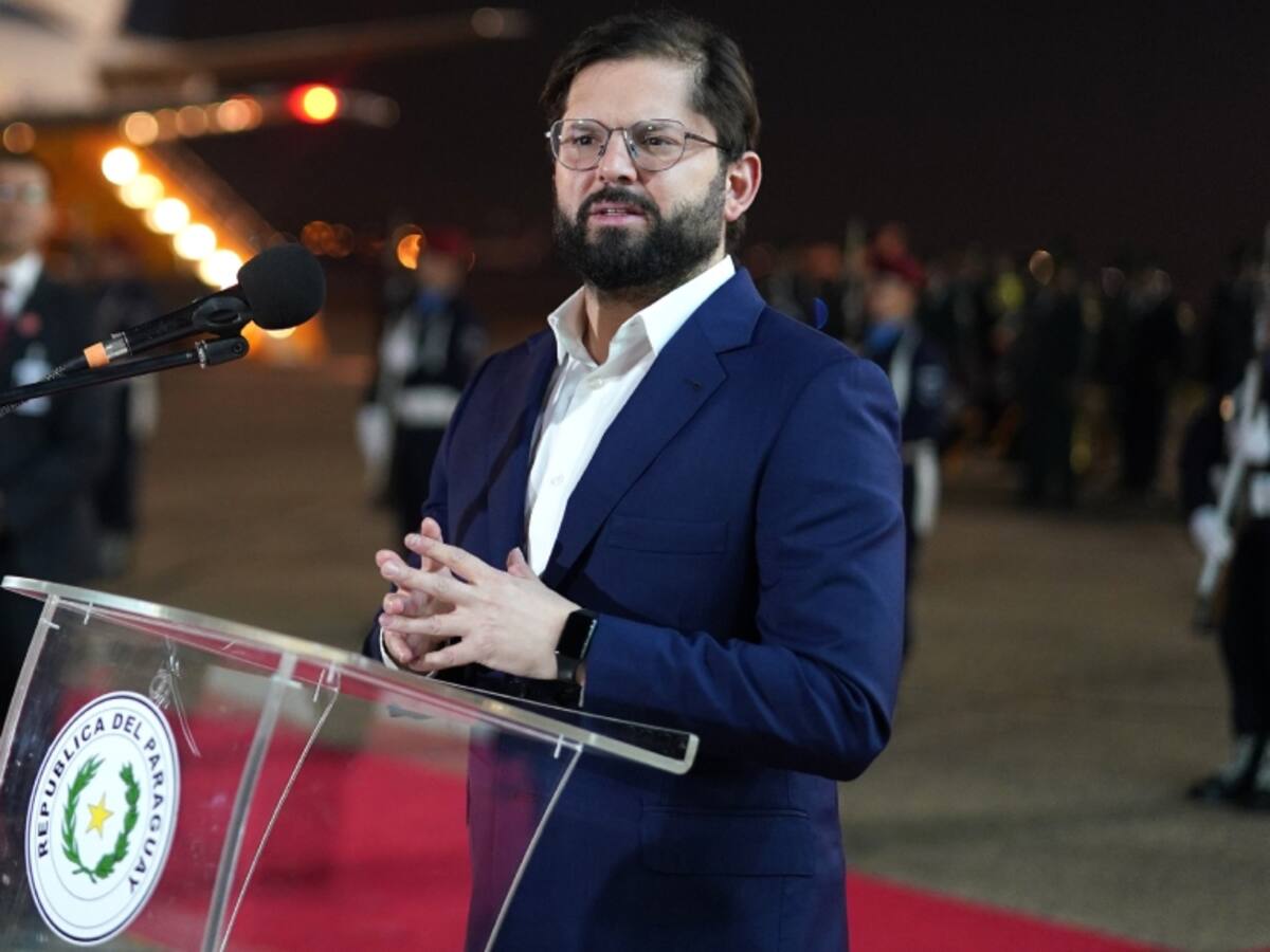 «Trabajar juntos para destrabar el momento político»: Presidente Boric mantiene reunión con Piñera rumbo a Paraguay