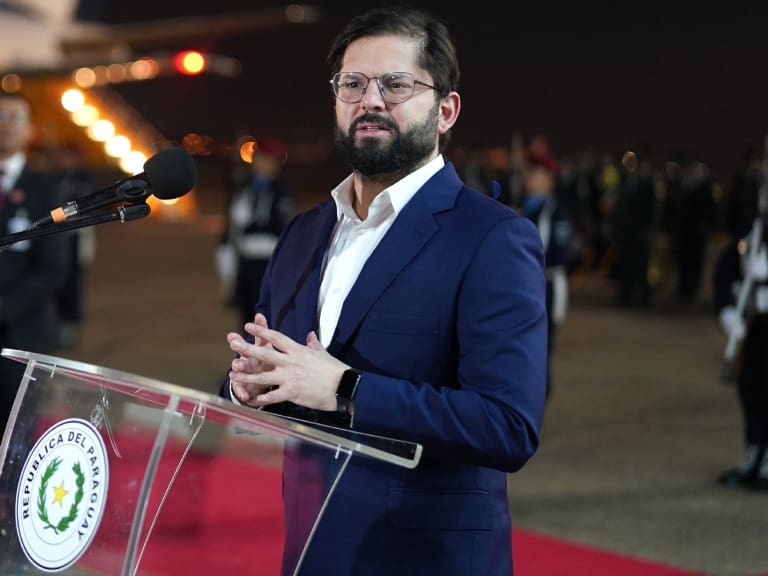 «Trabajar juntos para destrabar el momento político»: Presidente Boric mantiene reunión con Piñera rumbo a Paraguay