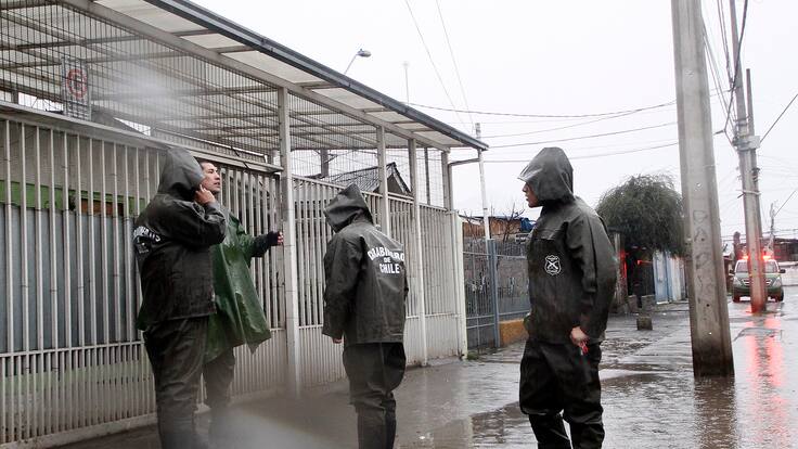 En medio de sistema frontal: carabineros asistieron parto en una casa en Lo Espejo