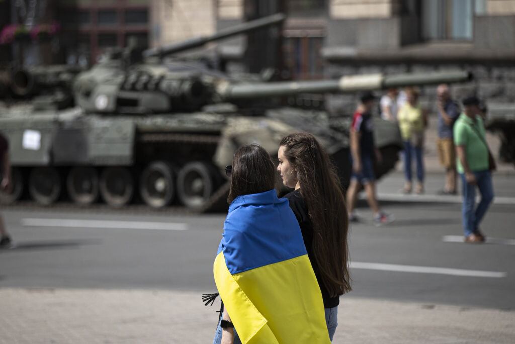 Tanques del ejército de Ucrania avanzan por las calles de Kiev