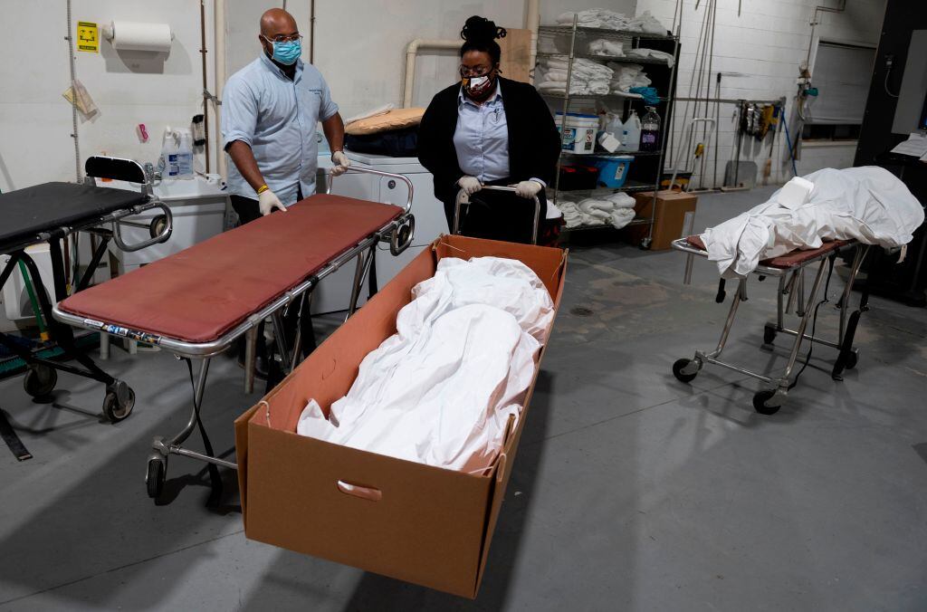 Trabajadores de una funeraria trasladan el cuerpo de una víctima del Covid-19 en EEUU
