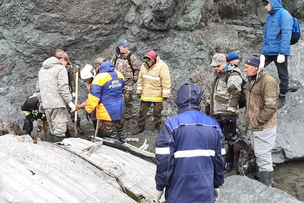 Equipos de emergencia trabajan en la zona del avión siniestrado en Rusia