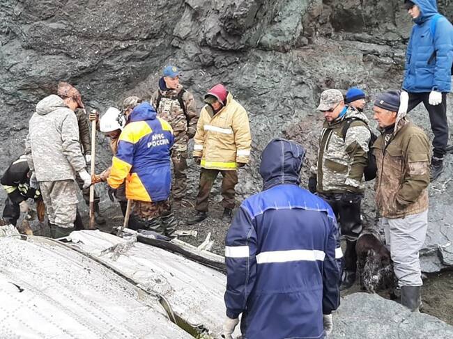 Equipos de emergencia trabajan en la zona del avión siniestrado en Rusia
