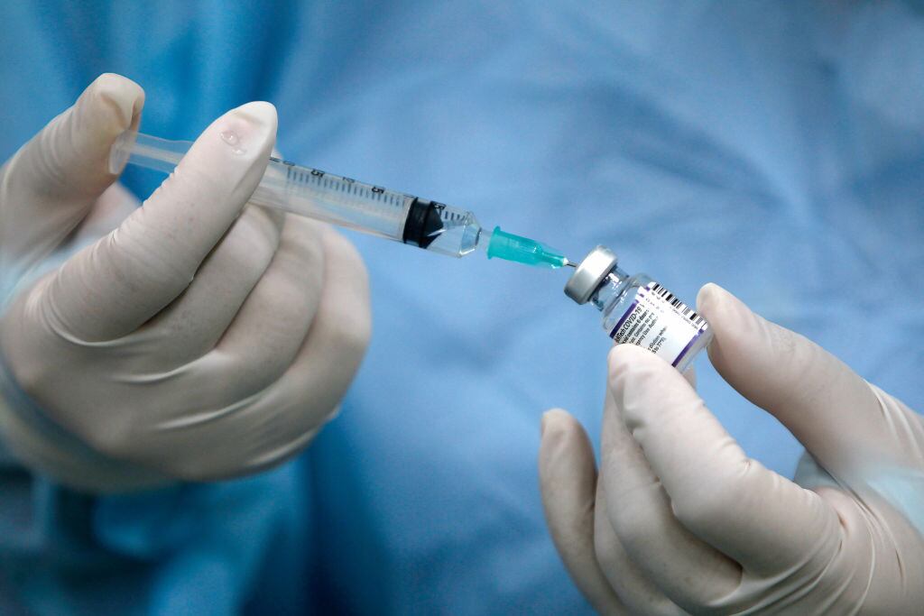 Trabajador de la salud prepara una inyección con la vacuna de Pfizer