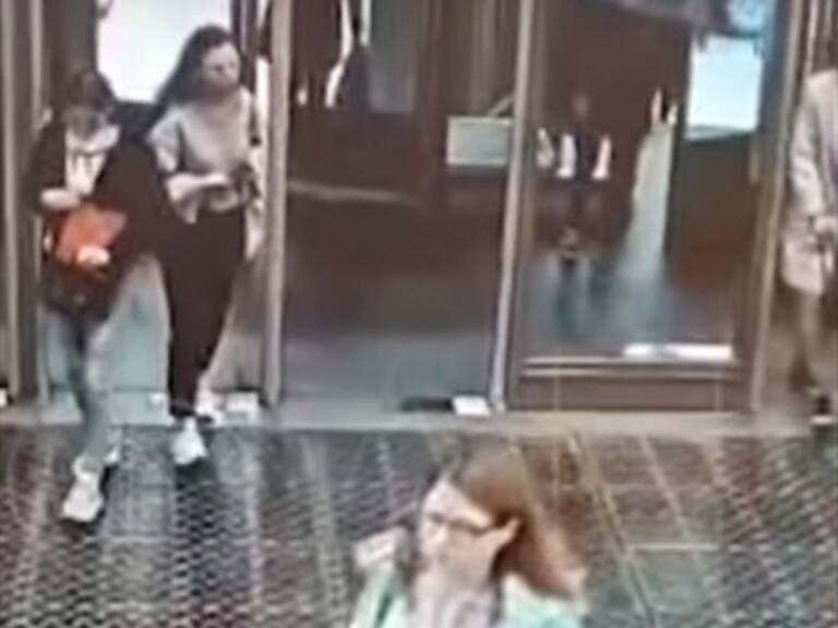 Mujer atraviesa puerta de cristal en un metro por ir mirando su celular