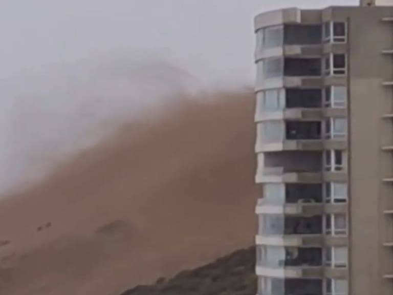 Alertan por desprendimiento de arena en las dunas de Concón debido a fuertes vientos