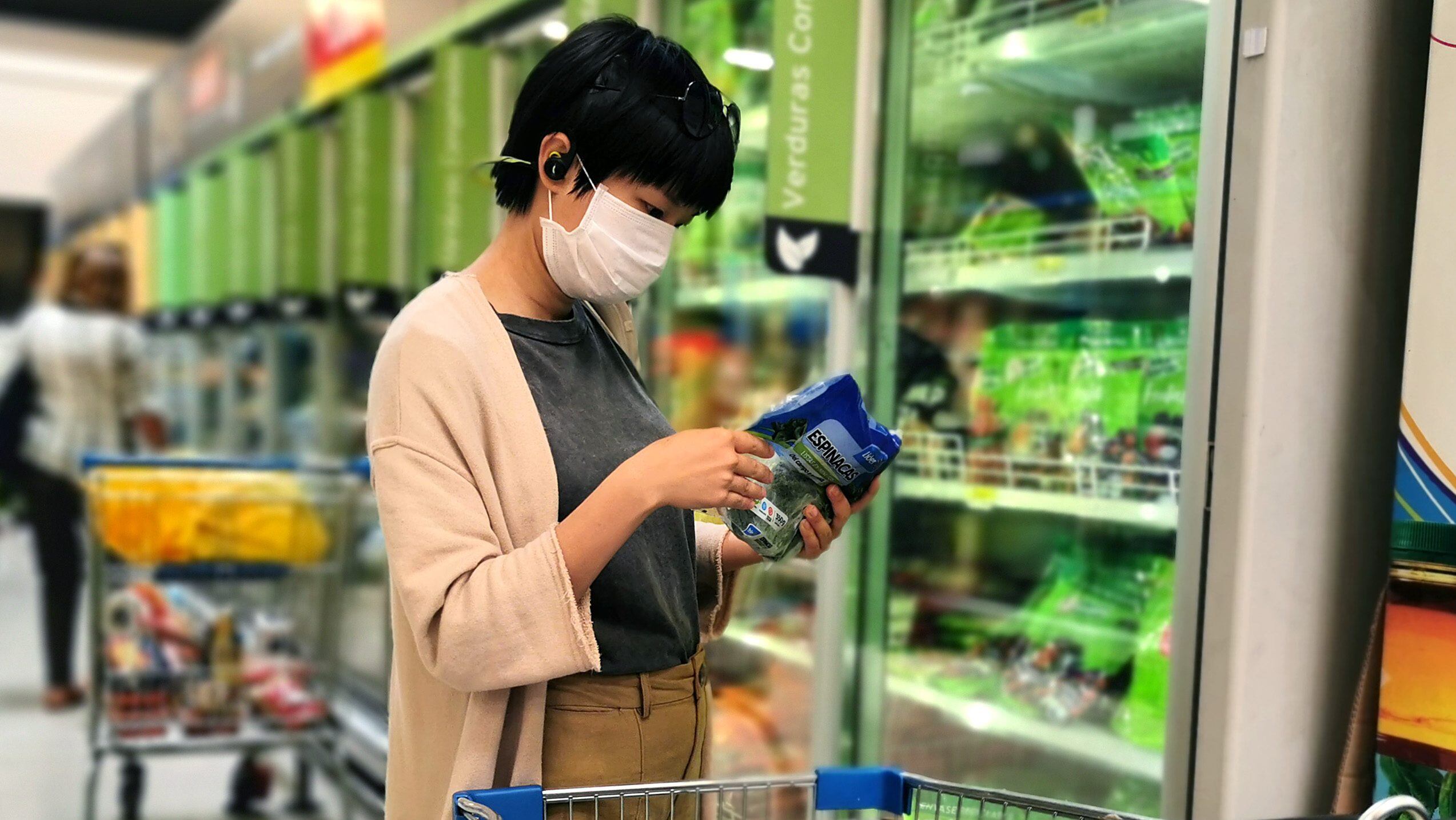 17 de Marzo de 2020/SANTIAGOUna mujer observa un alimento en un supermercado Lider durante el segundo das que se decreto la fase 4 ante al aumento de infectado por el Coronavirus
FOTO:MARIO DAVILA/AGENCIAUNO