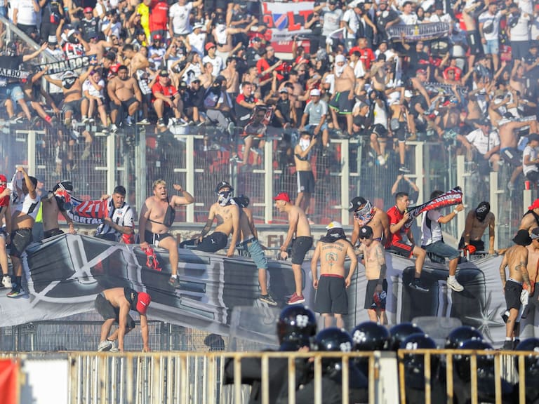 Impresentable: barristas de Colo Colo destruyen memorial del Estadio Nacional durante la Supercopa