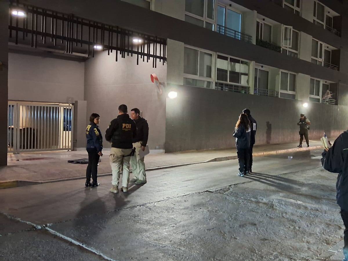 Hombre es baleado en la cabeza durante riña en pleno centro de Santiago