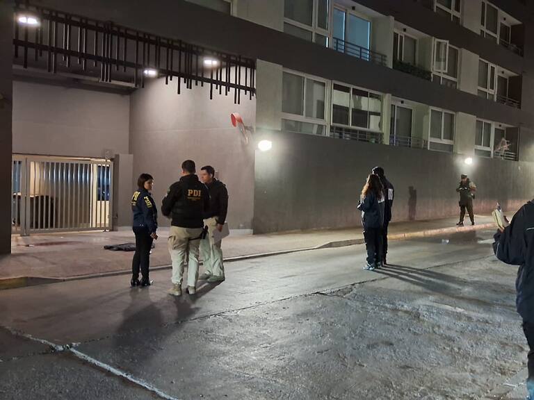 Hombre es baleado en la cabeza durante riña en pleno centro de Santiago