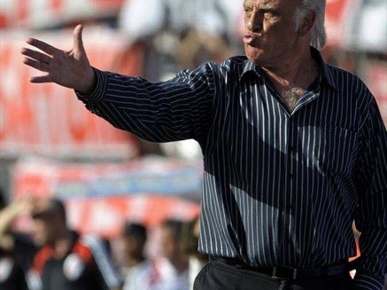 Alfio Basile critica a Bielsa: «Es lo más marketinero que he visto en mi vida»