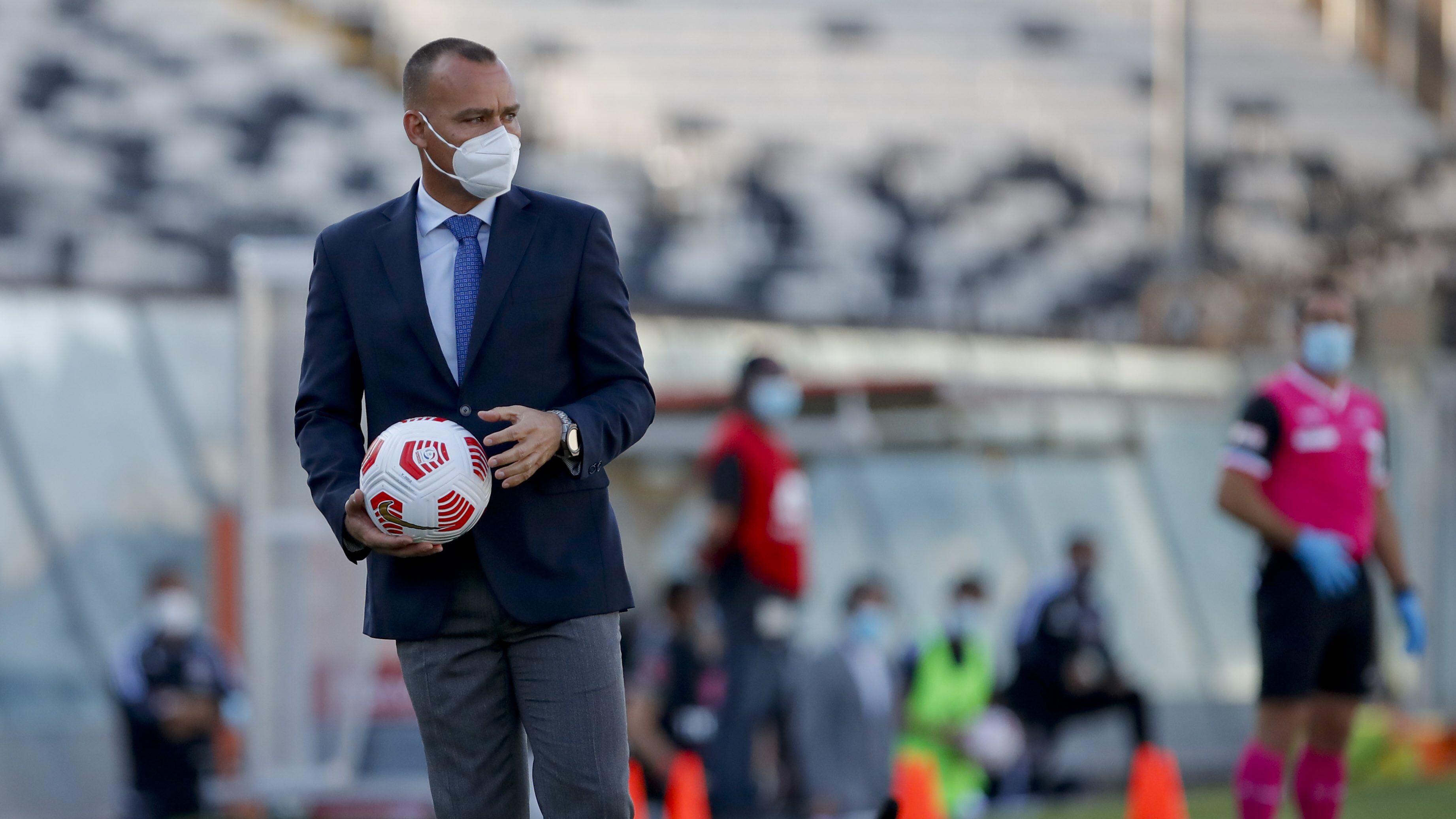 25 de Abril del 2021/SANTIAGOEl Director Tecnico de Universidad de Chile Rafael Dudamel(c) ,durante el partido valido por la quinta fecha del Campeonato Nacional AFP PlanVital 2021, entre Colo Colo vs Universidad de Chile, disputado en el Estadio Monumental.
FOTO:FRANCISCO LONGA/AGENCIAUNO