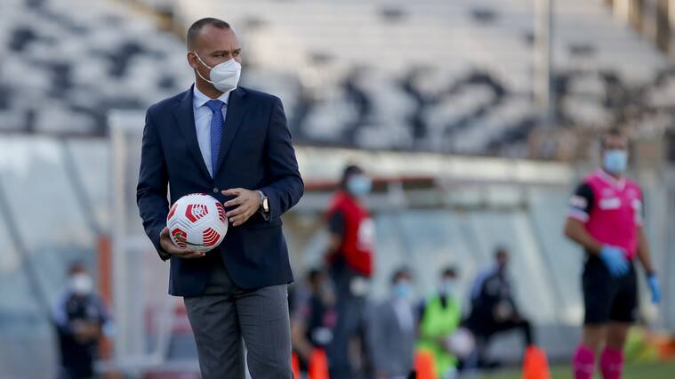 25 de Abril del 2021/SANTIAGOEl Director Tecnico de Universidad de Chile Rafael Dudamel(c) ,durante el partido valido por la quinta fecha del Campeonato Nacional AFP PlanVital 2021, entre Colo Colo vs Universidad de Chile, disputado en el Estadio Monumental.
FOTO:FRANCISCO LONGA/AGENCIAUNO