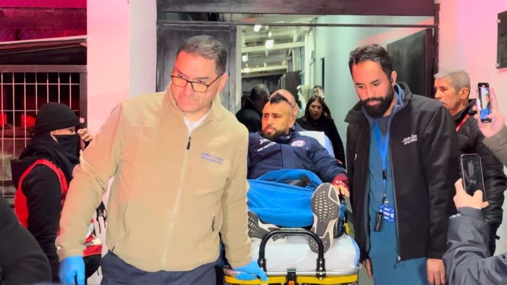 Arturo Vidal enciende alarmas y abandona en ambulancia el Monumental tras la igualdad ante Colombia