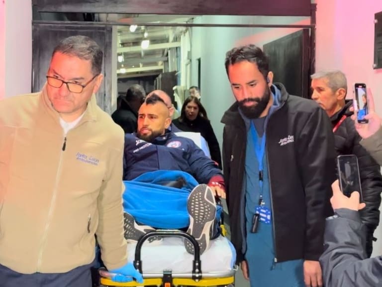 Arturo Vidal enciende alarmas y abandona en ambulancia el Monumental tras la igualdad ante Colombia