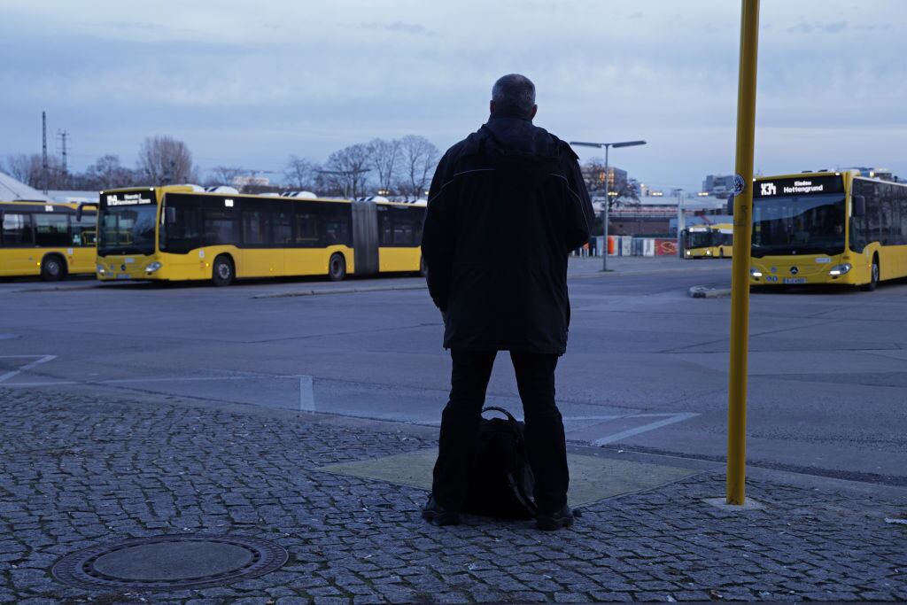 Un trabajador en el terminal de los buses BVG Berlin de la capital de Alemania. El sindicato anunció movilizaciones que paralizarán los servicios.