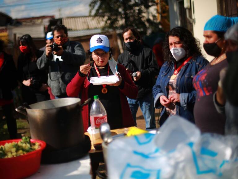 «Cocinando con amor»: dos juntas de vecinos de Conchalí se unen en una olla común