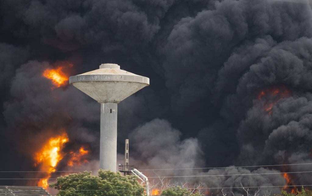 El fuego y el humo se elevan sobre la planta en la ciudad de Matanzas