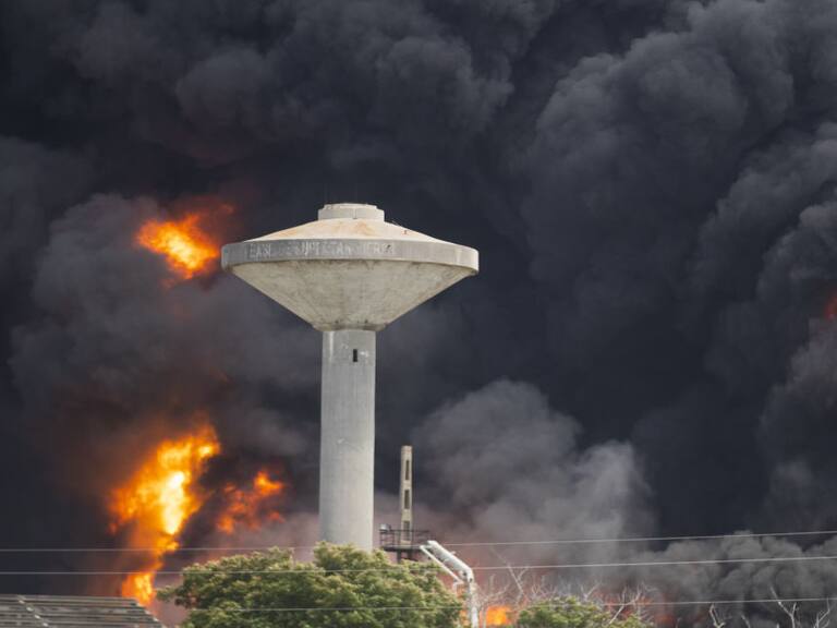 El fuego y el humo se elevan sobre la planta en la ciudad de Matanzas