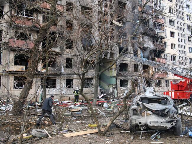 Los graves daños sobre un edificio de la capital ucraniana Kiev