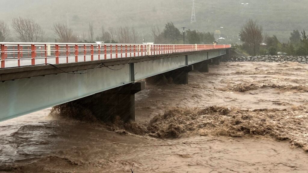 Senapred envía alertas para evacuar zonas cercanas a ríos por posibles desbordes en seis regiones del país