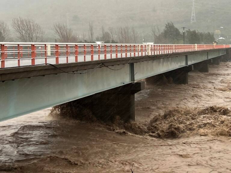Senapred envía alertas para evacuar zonas cercanas a ríos por posibles desbordes en seis regiones del país