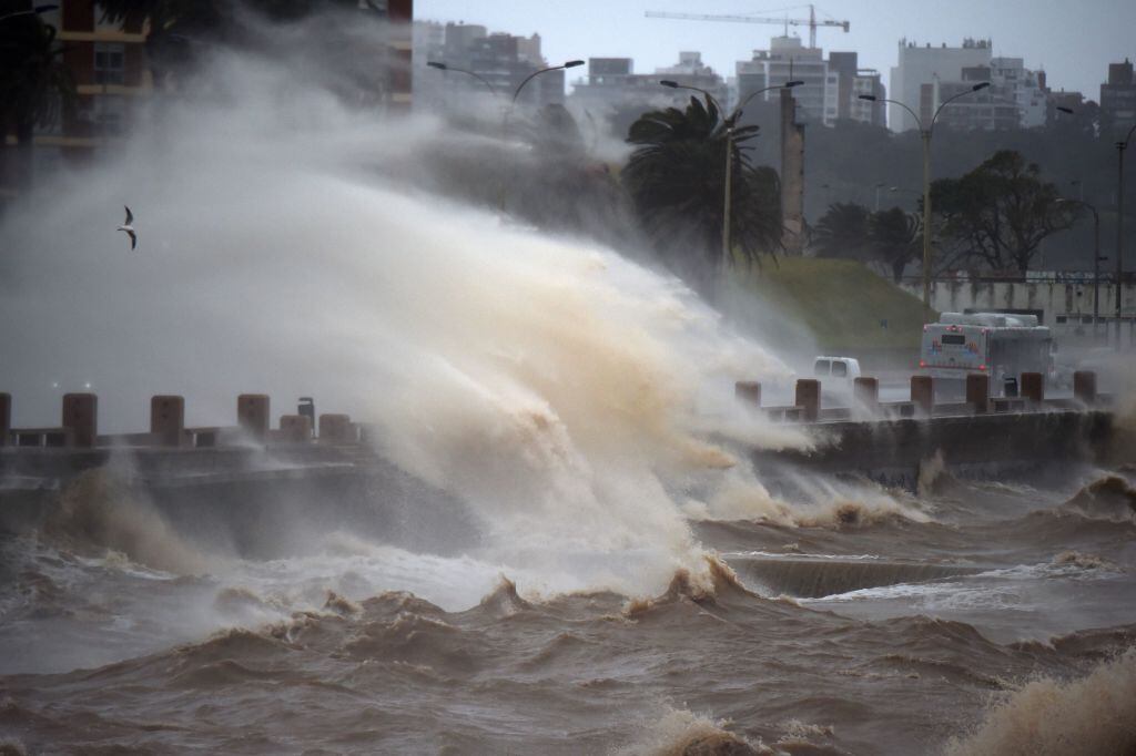 El agua golpea la rambla del borde costero de la ciudad de Montevideo