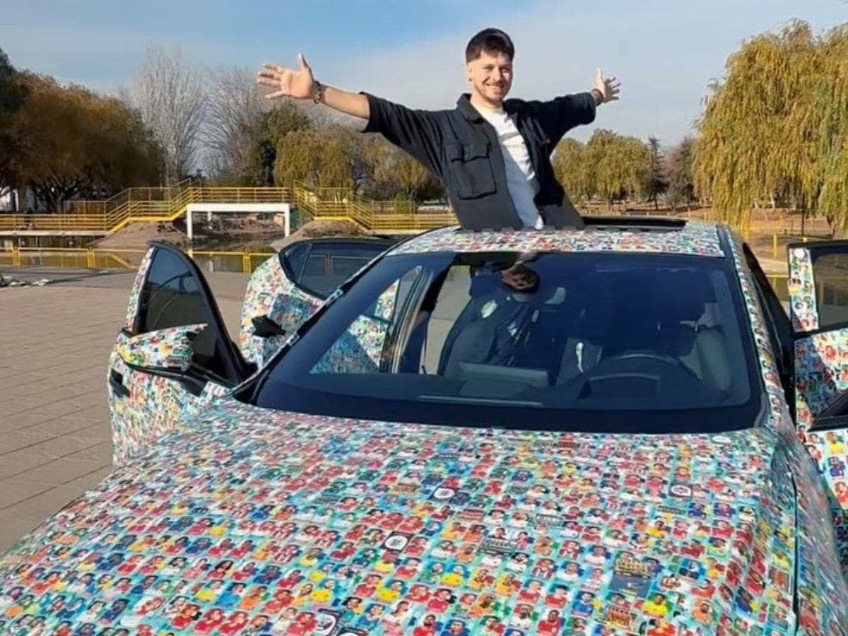 “Cuando chico nunca tuve posibilidad de tener un álbum; mi esposa me regaló el del Mundial 2026 y esa misma noche se me ocurrió llenar el auto”