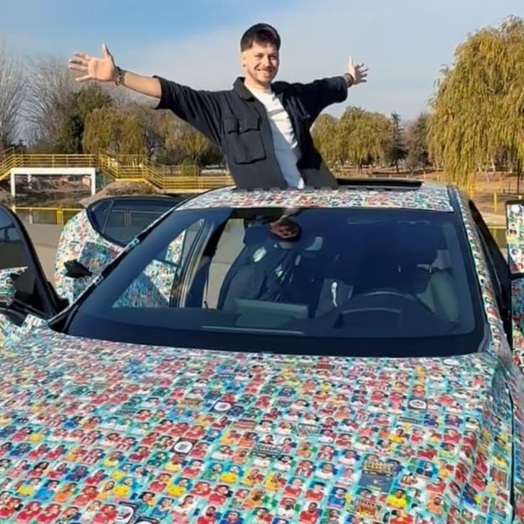 “Cuando chico nunca tuve posibilidad de tener un álbum; mi esposa me regaló el del Mundial 2026 y esa misma noche se me ocurrió llenar el auto”