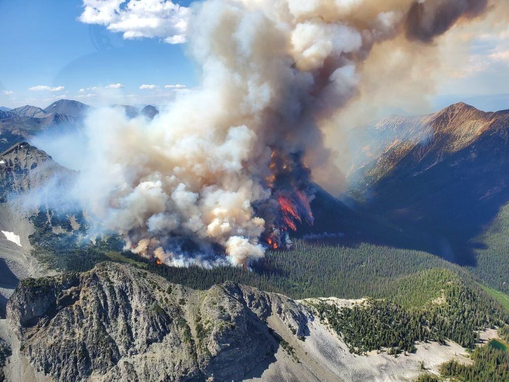 Incendio forestal consume un bosque en una de las provincias de Canadá