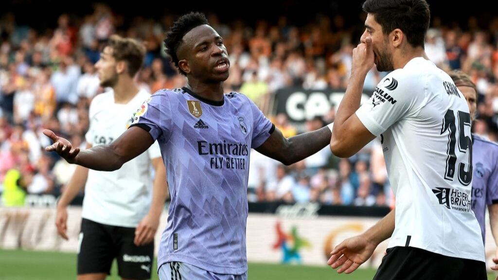 Tres hinchas del Valencia son detenidos por insultos racistas a Vinicius