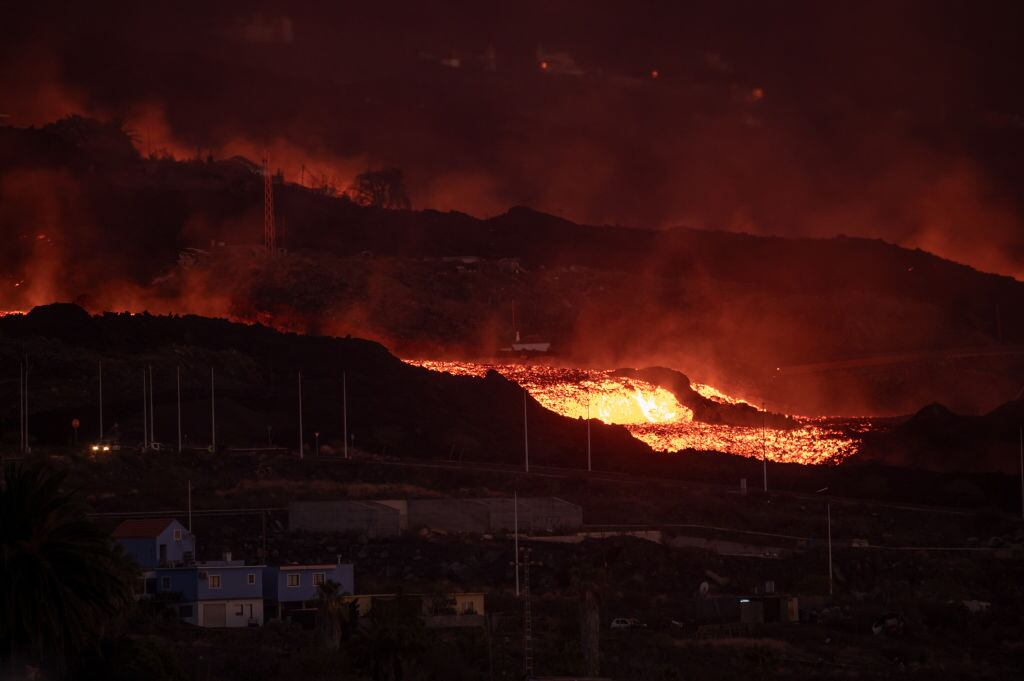 La lava fluye desde la Cumbre Vieja del volcán en la isla española La Palma