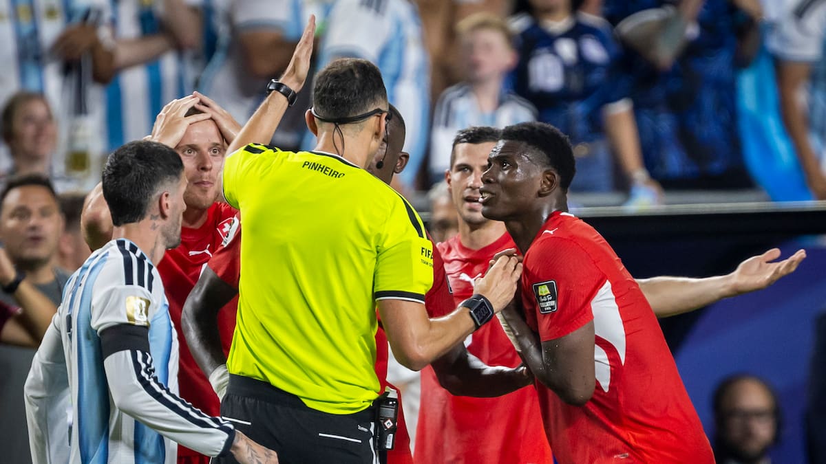 IFAB reconoce error arbitral en el duelo entre Argentina y Suiza en el Mundial 2026