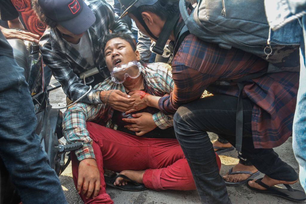 Manifestante anti golpe de estado recibe un disparo en Mandalay