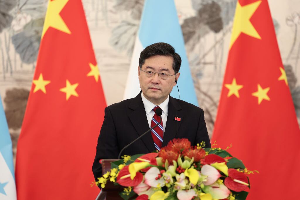 El ministro de relaciones exteriores de China Qin Gang ante la prensa