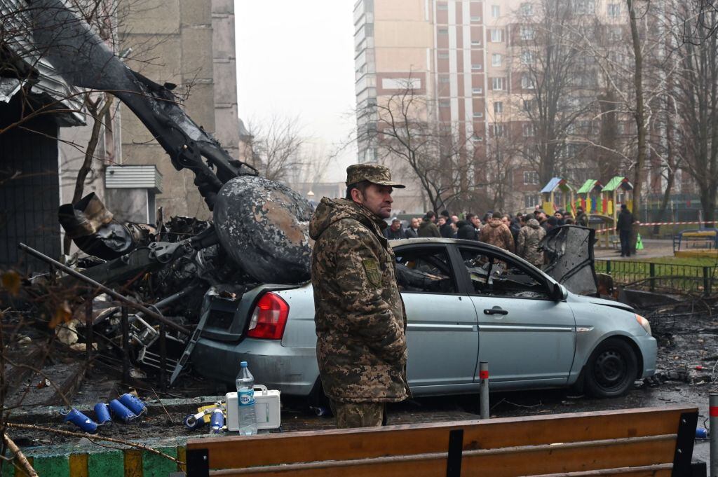Militar vigila la zona de la caída del helicóptero con Monastyrsky en Kiev