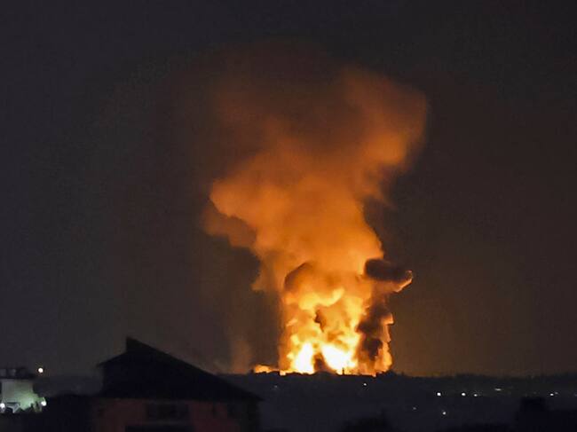 El incendio que genera un ataque con proyectiles de Israel sobre Gaza