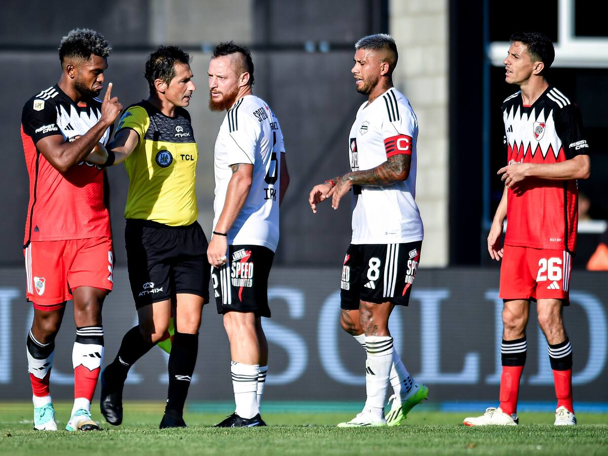 “Me equivoqué en algo”: el VAR asume su error en insólita jugada durante duelo entre Riestra y River Plate
