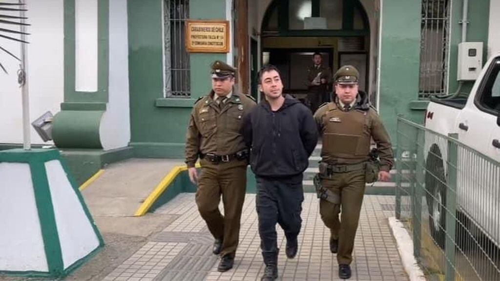 Carabineros, constitución, iglesia quemada, 1024x576 jpg ok