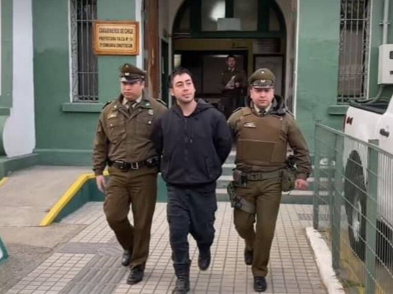 Carabineros, constitución, iglesia quemada, 1024x576 jpg ok