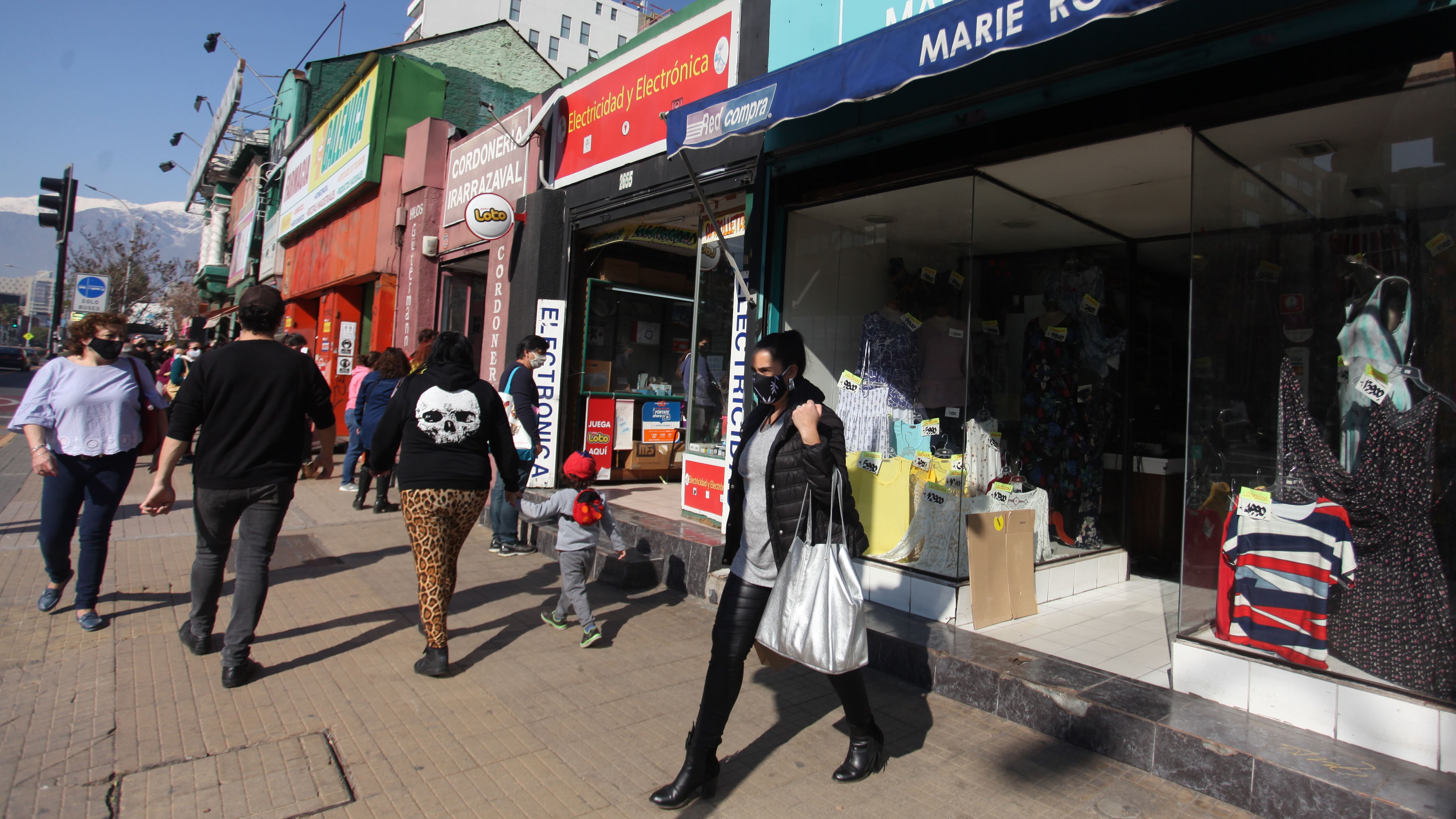 28 DE JULIO DE 2020/SANTIAGO
Mujer saliendo de una tienda reabierta, ubicado en avenida Irarrazabal, tras levantar la cuarentena en la comuna de —uÒoa, durante la pandemia por Coronavirus, Santiago.
FOTO: AILEN DÕAZ/AGENCIAUNO