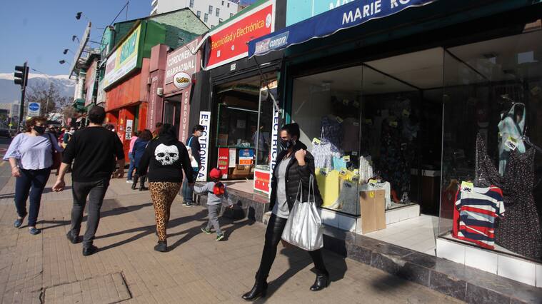 28 DE JULIO DE 2020/SANTIAGO
Mujer saliendo de una tienda reabierta, ubicado en avenida Irarrazabal, tras levantar la cuarentena en la comuna de —uÒoa, durante la pandemia por Coronavirus, Santiago.
FOTO: AILEN DÕAZ/AGENCIAUNO
