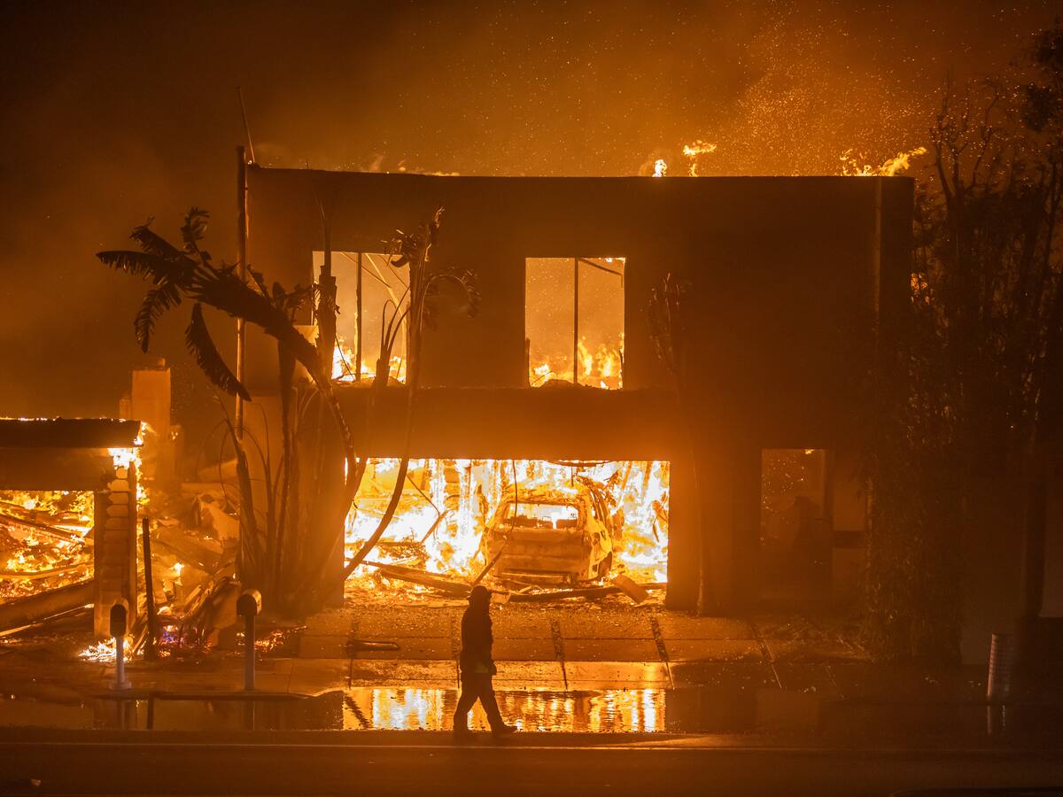 Medio estadounidense acusa a bandas chilenas de provocar incendios en Los Ángeles para saquear mansiones