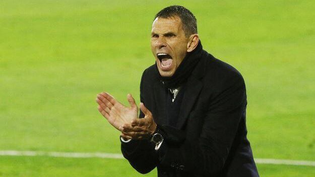 Gustavo Poyet hizo una "cestera" comparación para analizar su paso por Chile