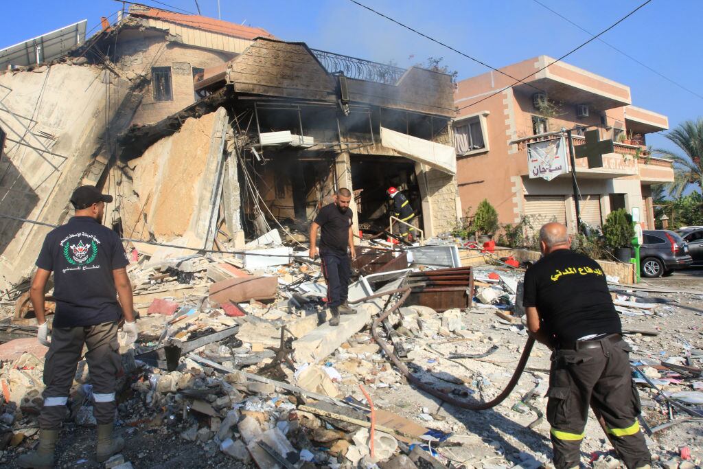 Rescatistas y bomberos atienden una emergencia que dejan los bombardeos de Israel en contra del Líbano