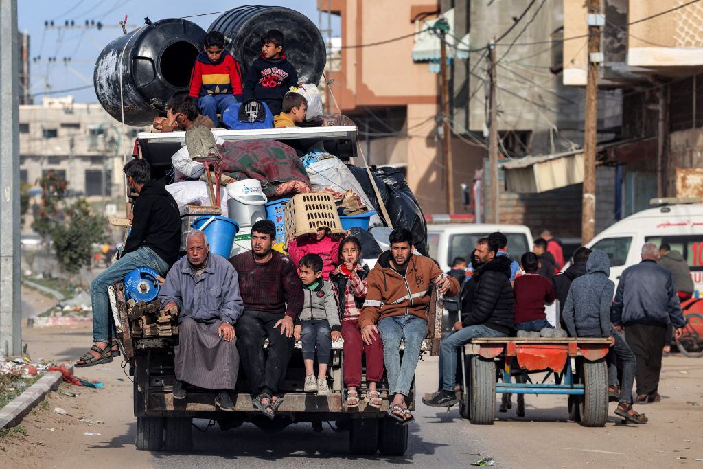 Una familia de palestinos intenta huir de los ataques de las fuerzas de Israel sobre la zona de Rafah, en el sur de la Franja de Gaza en el territorio de Palestina.