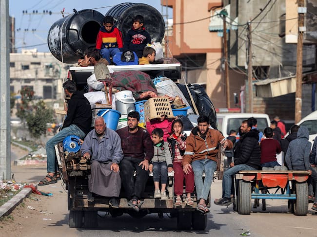Una familia de palestinos intenta huir de los ataques de las fuerzas de Israel sobre la zona de Rafah, en el sur de la Franja de Gaza en el territorio de Palestina.
