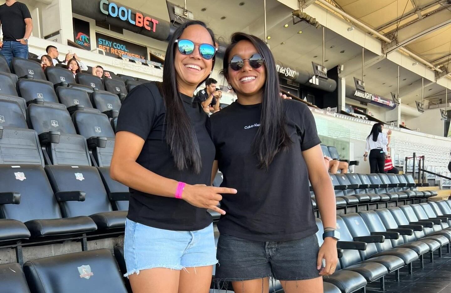 Bárbara Sánchez y Denisse Orellana en la presentación de Arturo Vidal en Colo Colo | Instagram